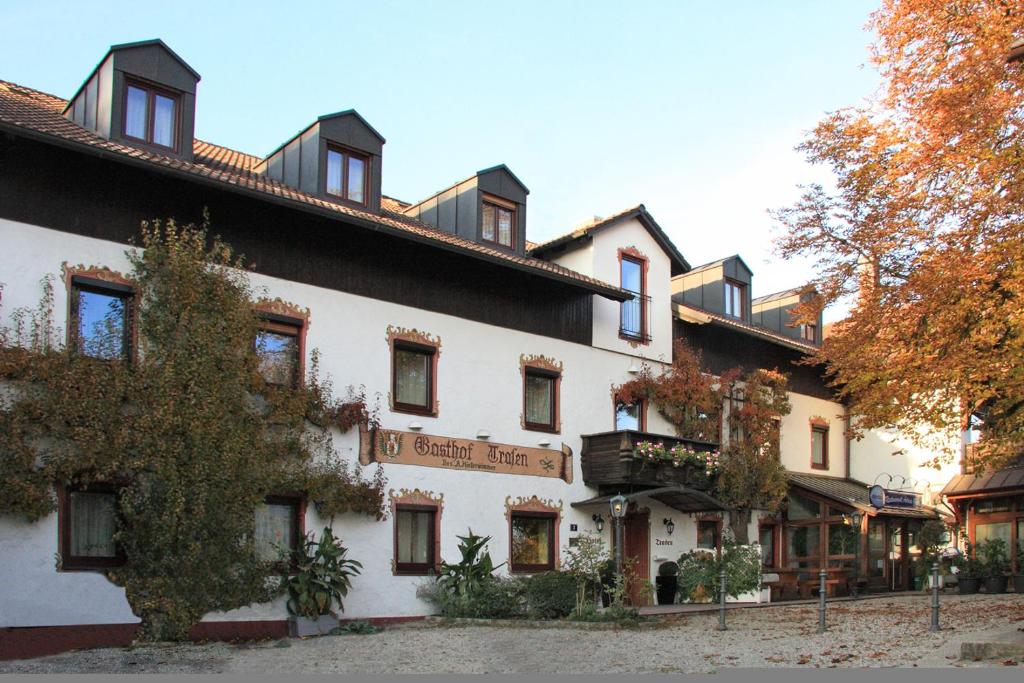 un gran edificio blanco con un cartel. en Hotel Trasen, en Waldkraiburg