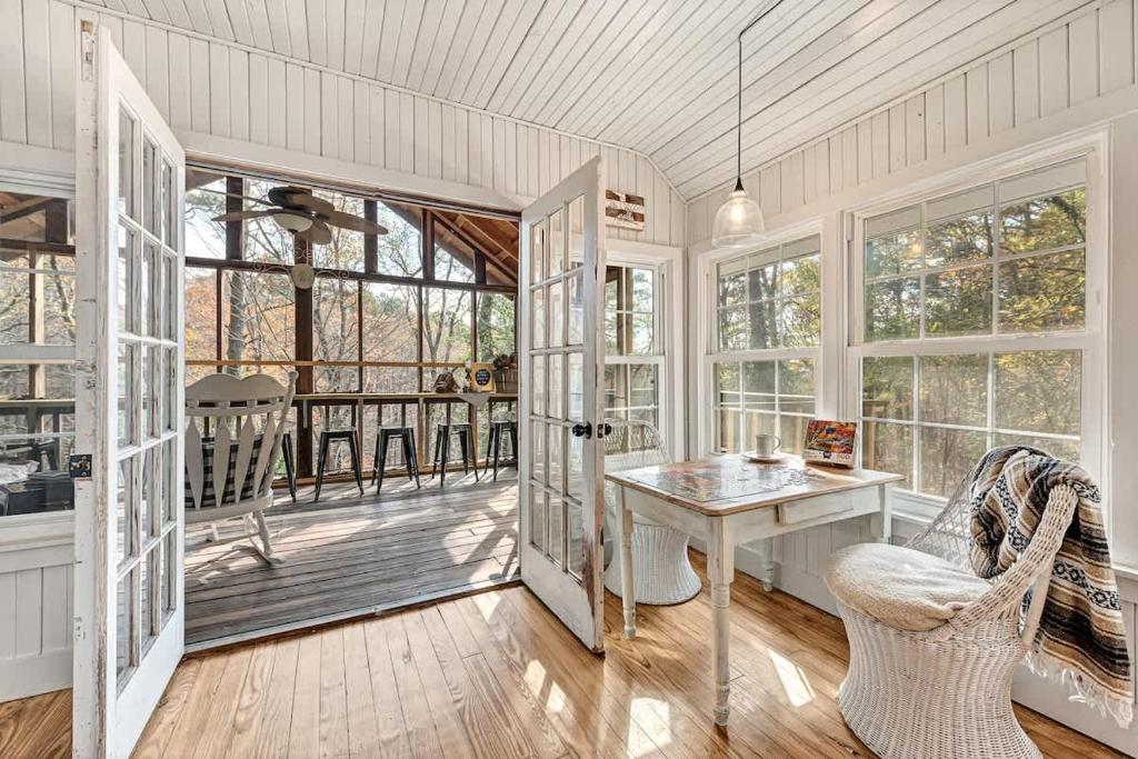 Ruang duduk di Gwen's Nest- a unique luxury family cottage in the woods