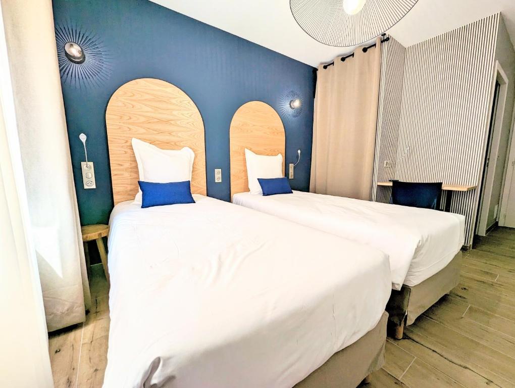 Un pat sau paturi într-o cameră la Hôtel Flor