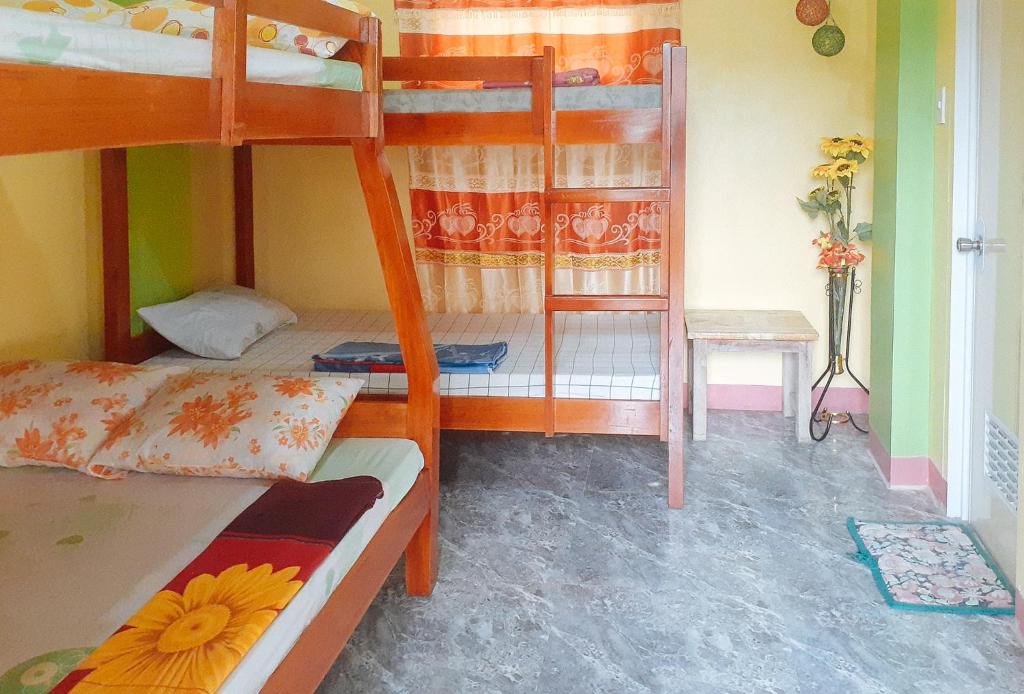 RedDoorz at Precious Dem Beach Resort Pagudpud - Sala Familiar Superior