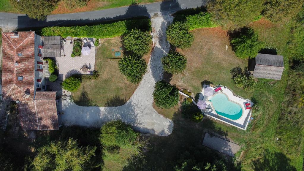 an aerial view of a yard with a swimming pool at Charmante maison avec piscine en pleine campagne in Bajamont