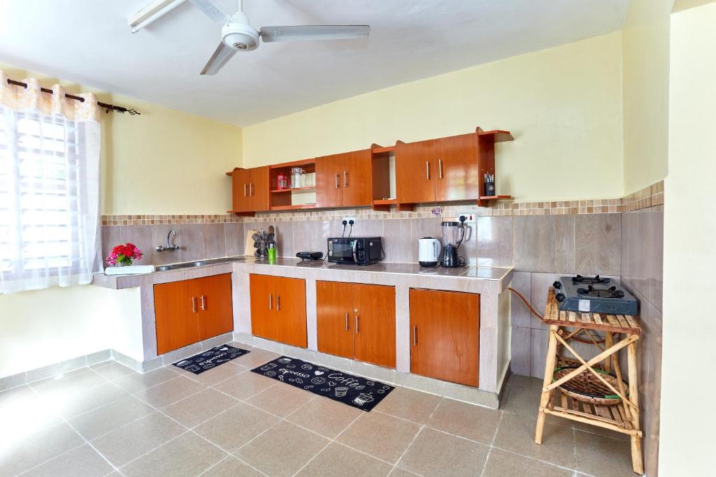 Kuchyň nebo kuchyňský kout v ubytování Diani Beach Gold Apartments