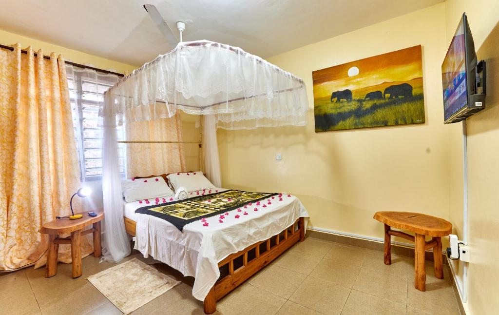 Postel nebo postele na pokoji v ubytování Diani Beach Gold Apartments