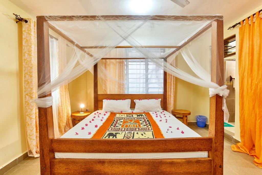 Postel nebo postele na pokoji v ubytování Diani Beach Gold Apartments