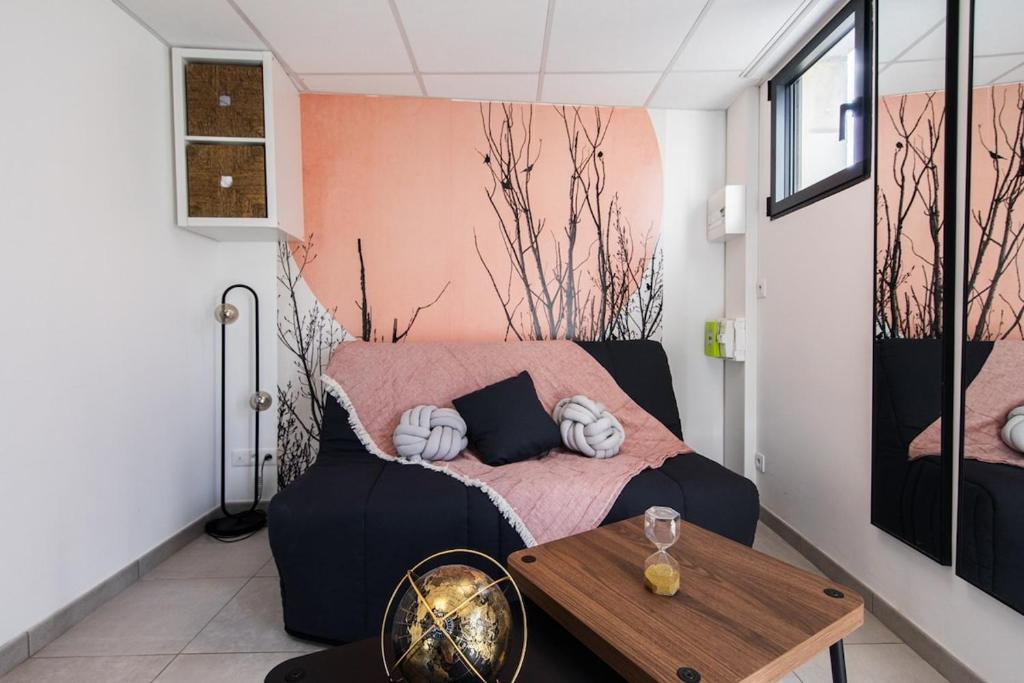 un salon avec un canapé et une table dans l'établissement Le petit répit châteaux Islette -Azay - CNPE, à Cheillé