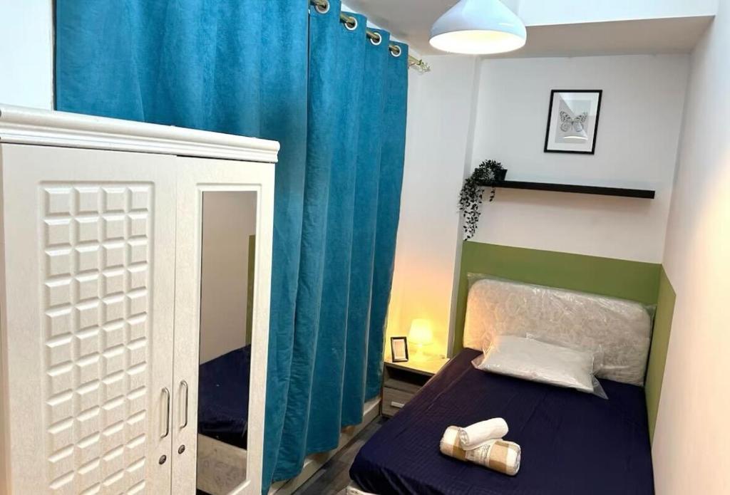 Postel nebo postele na pokoji v ubytování Lavish Double Partition Room in Barsha Heights