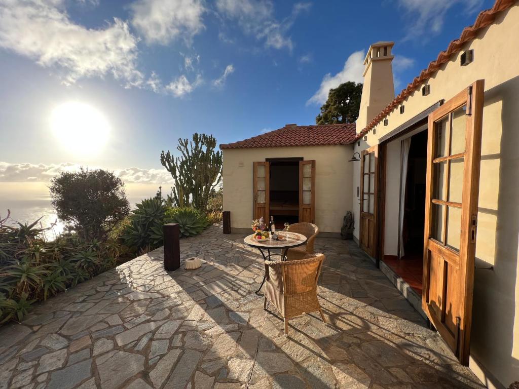 d'une terrasse avec une table et une vue sur l'océan. dans l'établissement Casa Barbara, à Puntagorda