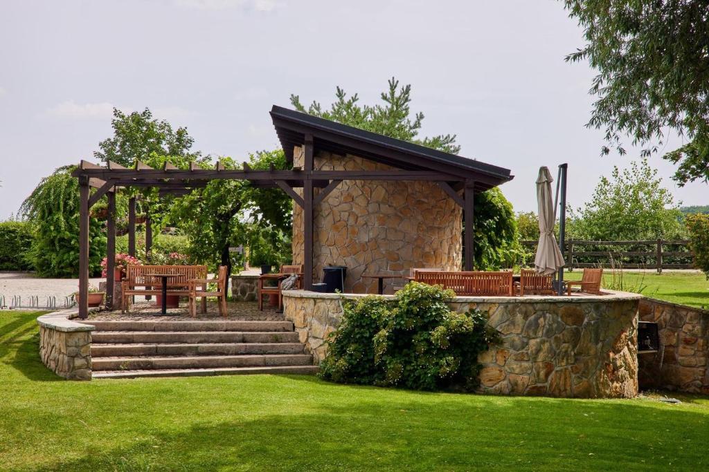 Zahrada ubytování Rooms & Restaurace Na Jitrách