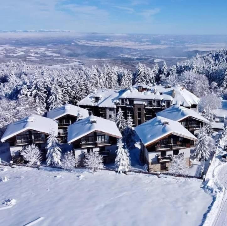 Picturesque Apartment in beautiful setting surrounded by Mountain and Ski Slope Views