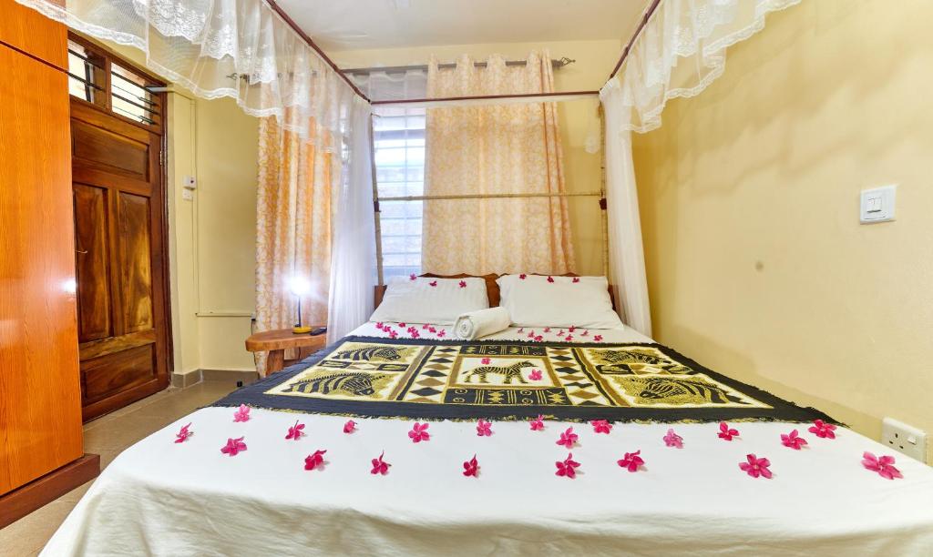 Postel nebo postele na pokoji v ubytování Diani Beach Gold Apartments