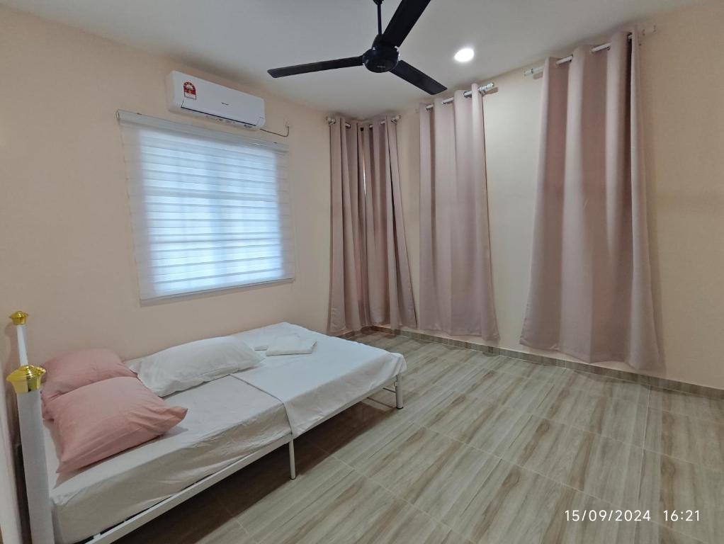 Ένα ή περισσότερα κρεβάτια σε δωμάτιο στο Syakeel Homestay Bandar Bharu, Parit Buntar & Nibong Tebal