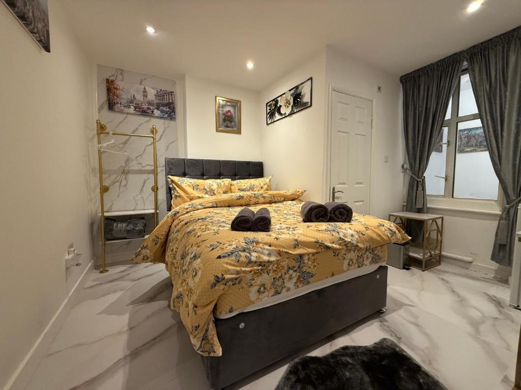 Un dormitorio con una cama con zapatos encima. en Luxury Studio in Victoria, 7 minutes walk to Victoria Station, Room 2, en Londres