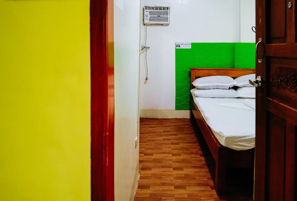 Postel nebo postele na pokoji v ubytování RedDoorz at D128 Lodge Cagayan Valley