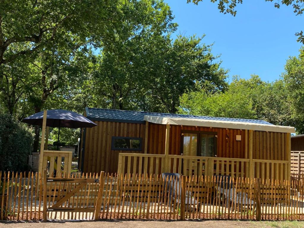 拉特斯特德布赫Cottage Prestige 641的小木屋配有雨伞和围栏