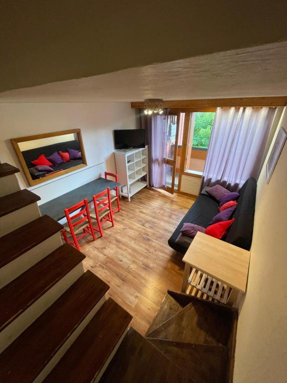 un salon avec un canapé et une table dans l'établissement L'ECLIPSE, à Courchevel