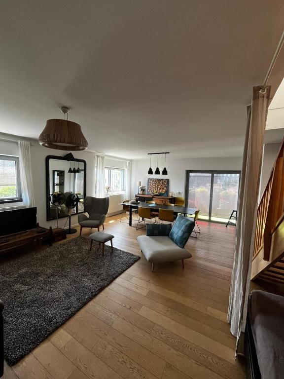 un salon avec un canapé et une table dans l'établissement Superb 100m with Rooftop Terrace Near Paris, à Ivry-sur-Seine