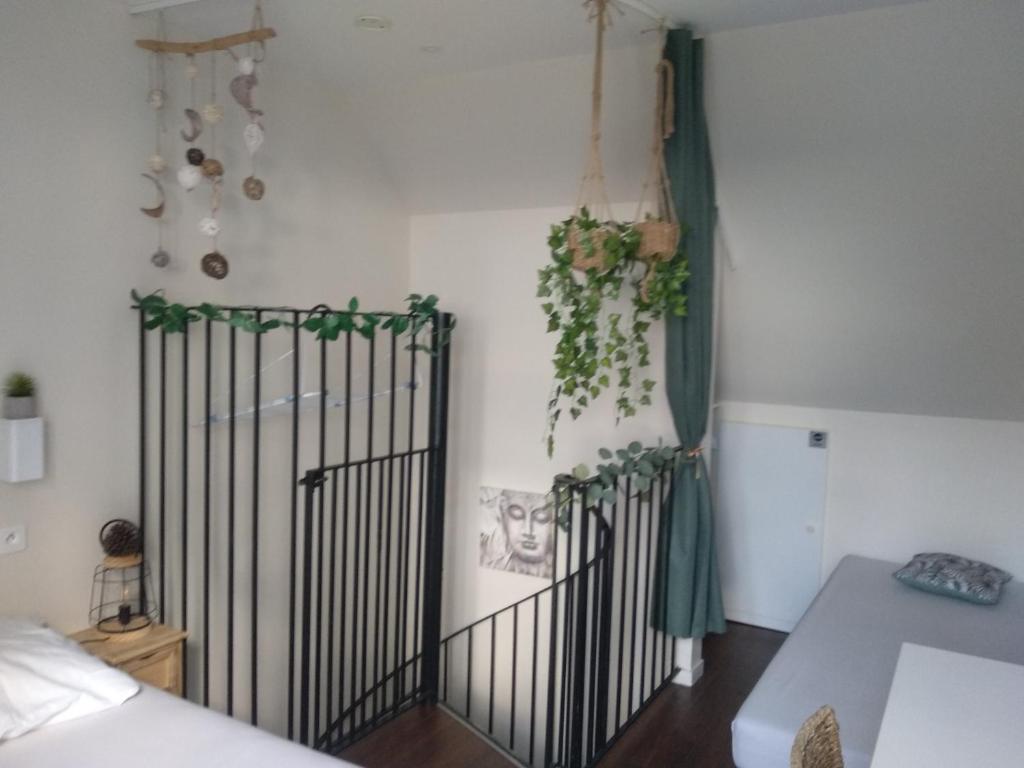 Łóżko lub łóżka w pokoju w obiekcie Charmant logement Guidel Plage, chambre vue mer, piscine chauffée