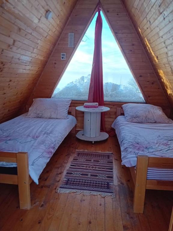 Postel nebo postele na pokoji v ubytování Bungalovi Lana