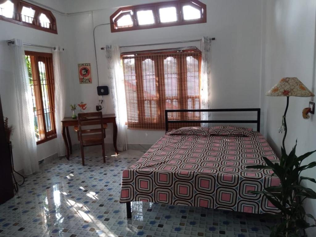 Ένα ή περισσότερα κρεβάτια σε δωμάτιο στο Serenity Inn