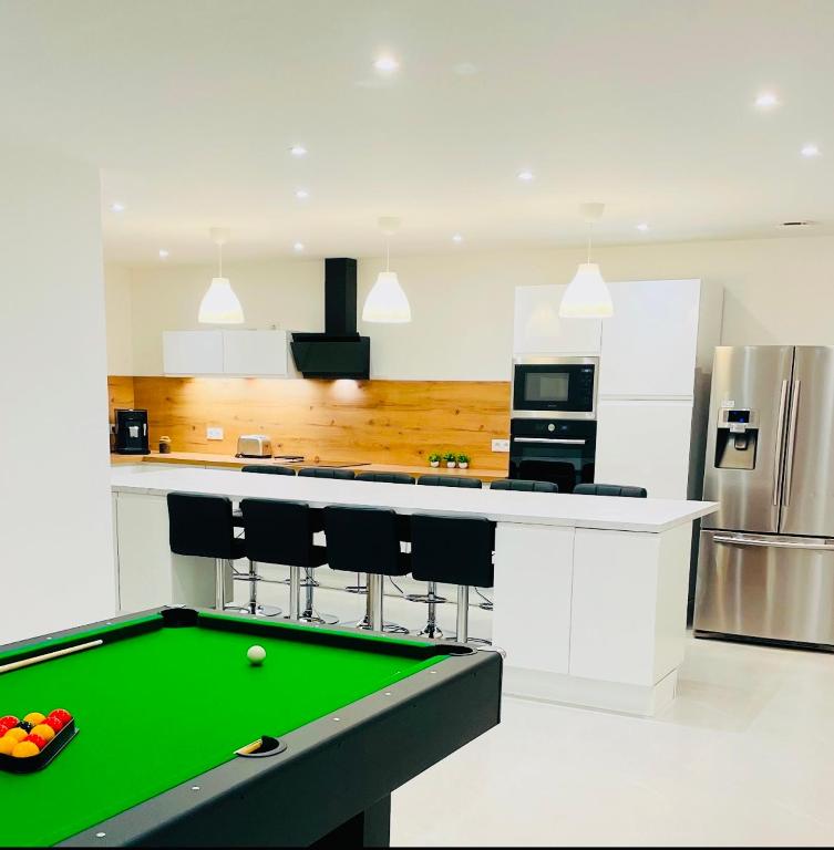 - une cuisine avec un billard au milieu dans l'établissement Villa 220 m2 avec 5 chambres 6 lits doubles 2 toilettes 2 salles de bain, à Beire-le-Châtel
