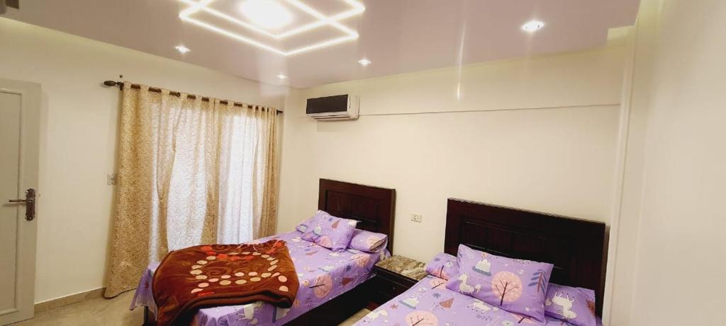 um quarto com uma cama e um sofá em ARENA apartment sea view hi Lox em Alexandria