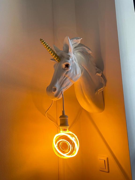 a light with a horse head on a wall at Loft z Antresolą i Balkonem w Centrum Łodzi Przystań Jednorożca Klimatyzacja Faktura in Łódź