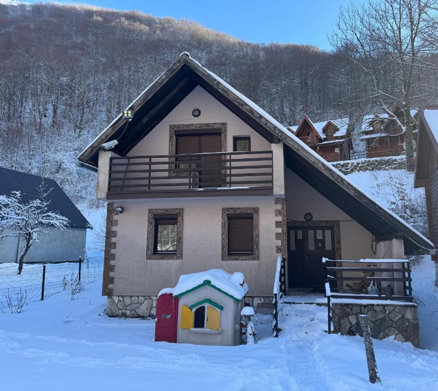 una casa con una casetta nella neve di Biocinovici vikendica a Kolašin