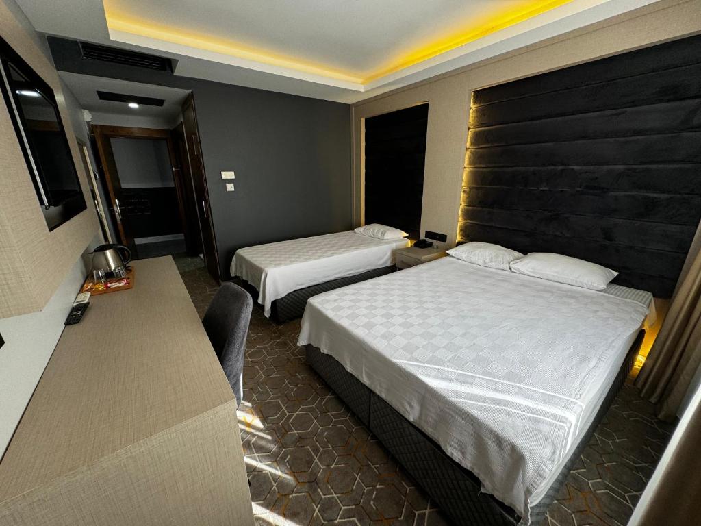 Postel nebo postele na pokoji v ubytování Miroglu Hotel