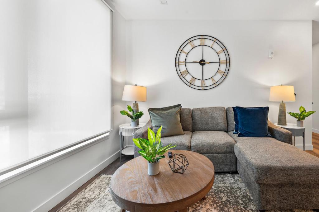 Luxury Furnished Apartment Near Logan Airportにあるシーティングエリア