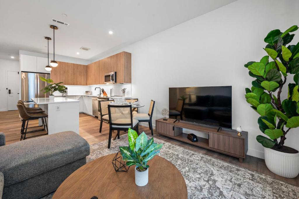 Luxury Furnished Apartment Near Logan Airportにあるテレビまたはエンターテインメントセンター