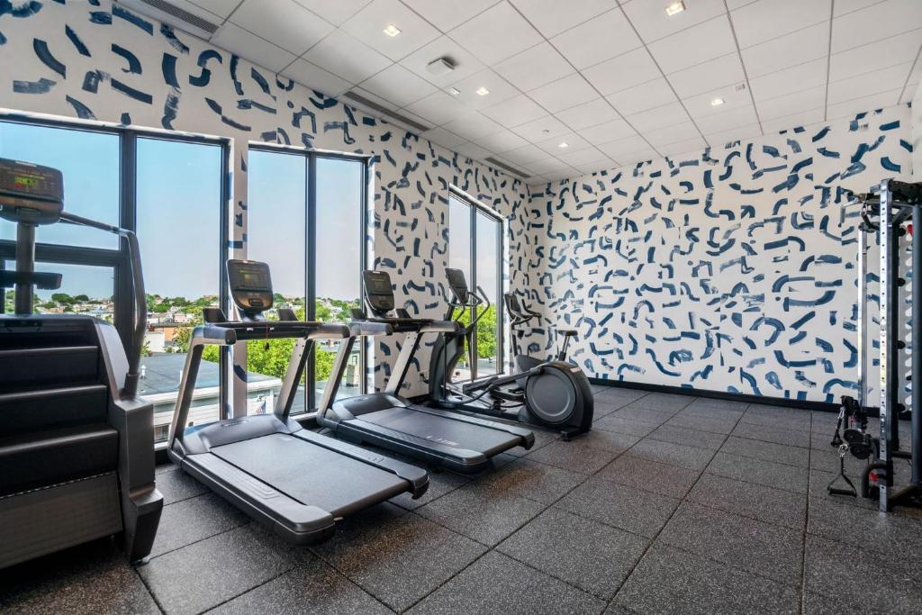 Luxury Furnished Apartment Near Logan Airportにあるフィットネスセンターまたはフィットネス設備