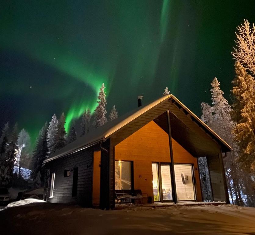 una cabina con l'aurora nel cielo di Villa Luokka, Iso-Syöte a Syöte