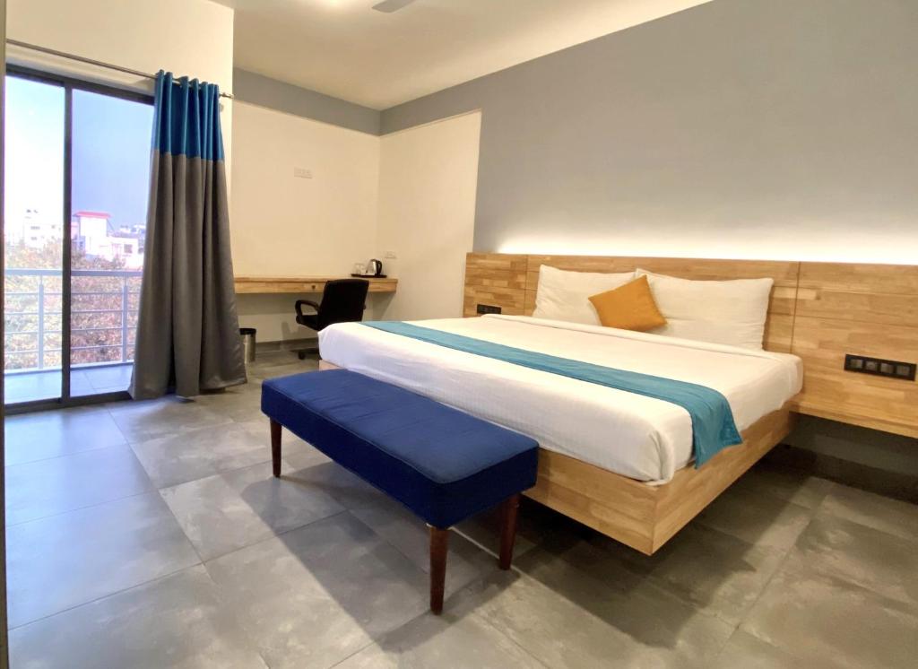 Aura Corporate Suites - Double Room