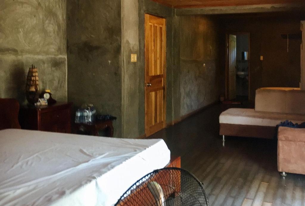 RedDoorz Hostel @ Madrias Pension House Isabela - Housity