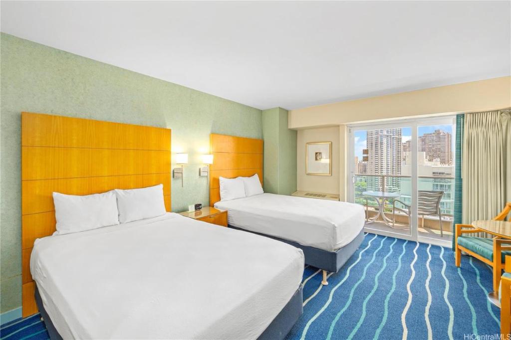 Postel nebo postele na pokoji v ubytování Stunning Ala Moana 25th FL in Honolulu