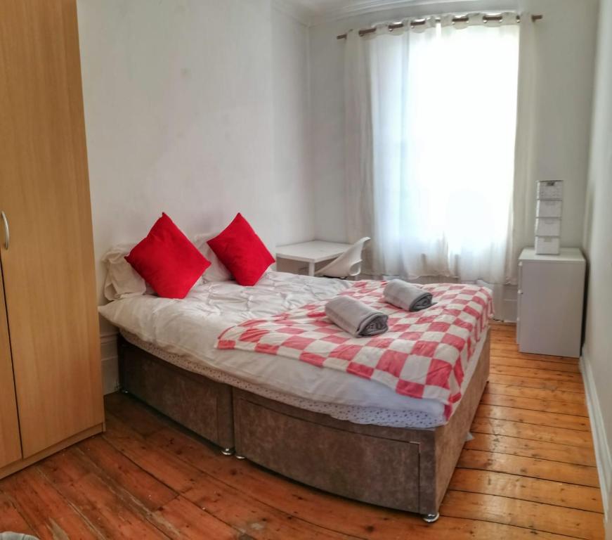 Postel nebo postele na pokoji v ubytování Caledonian Road Private Rooms