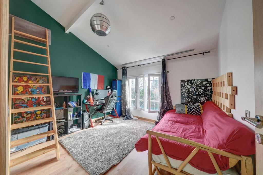 - une chambre avec un lit et une chambre avec un bureau dans l'établissement Villa KOSY, à Neuilly-Plaisance