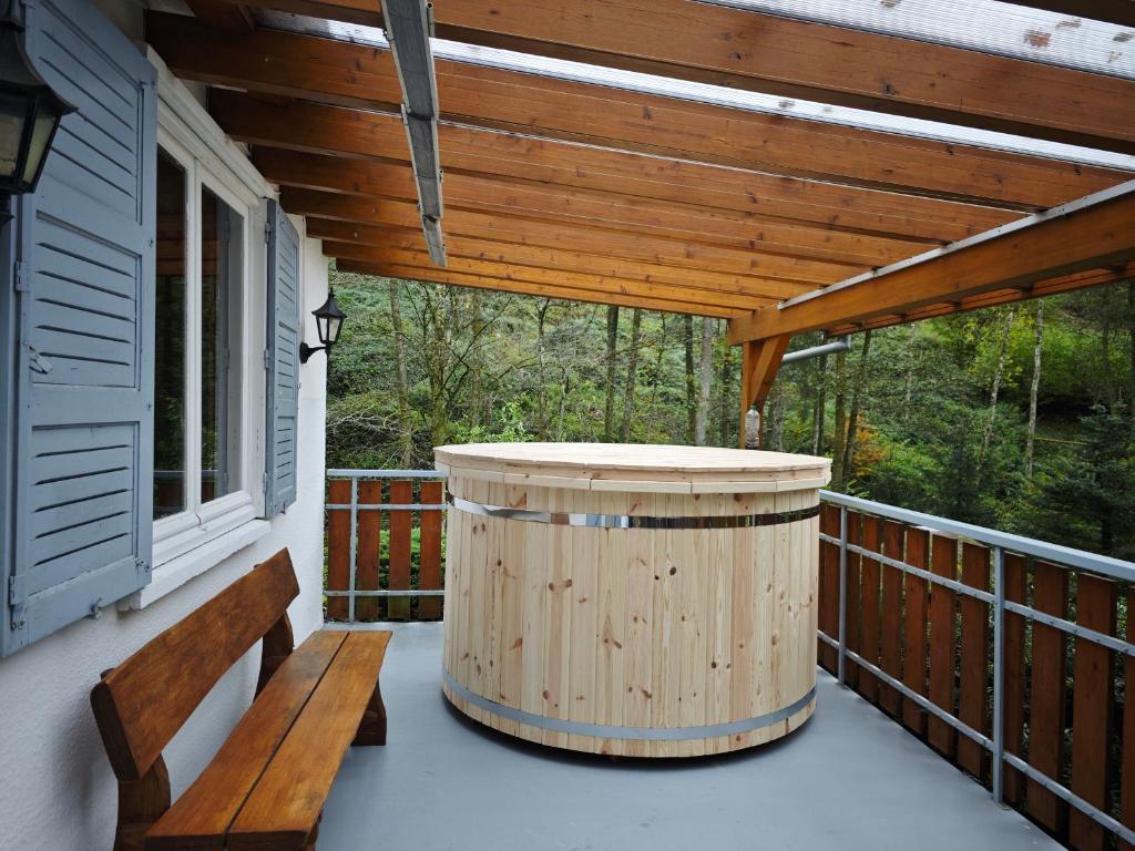 Balkón nebo terasa v ubytování Chalet insolite en Forêt