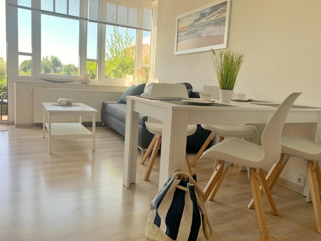a living room with a table and a couch at Direkt am Deich! Ferienwohnung de Prigg in Dorum Neufeld