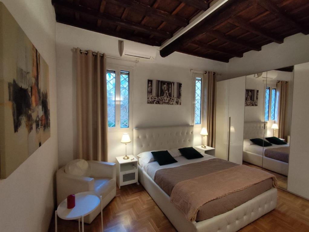 ローマにあるCozy Navona Apartmentのベッドと椅子のある寝室