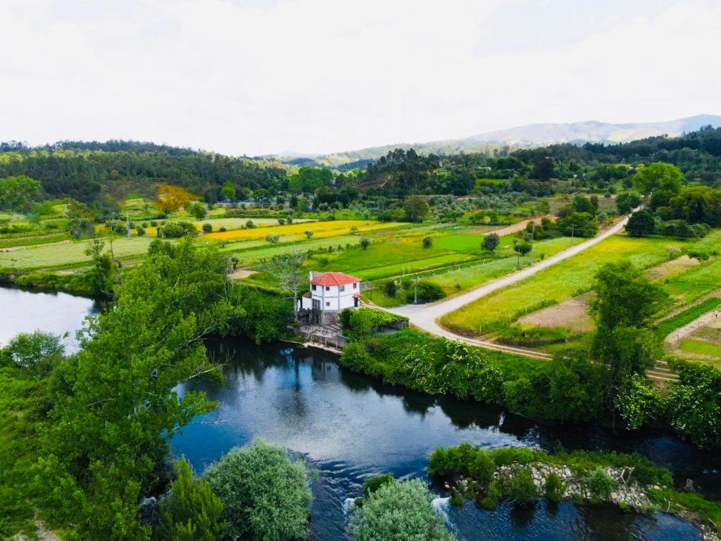 uma vista area de um rio com uma casa em Casa do Rio Alva em Arganil