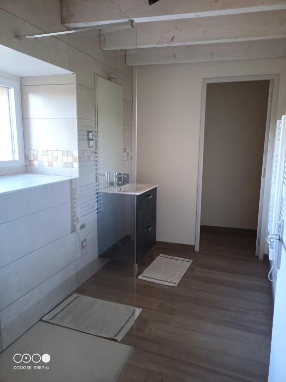 La grande salle de bains est pourvue d'un lavabo et d'un comptoir. dans l'établissement La Garance voyageuse, à Villefranche-de-Rouergue