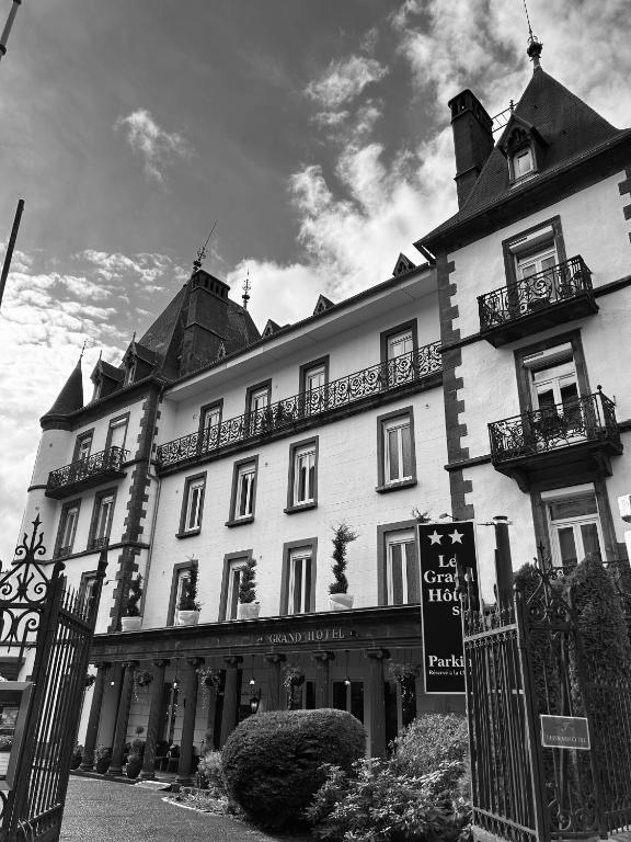 une photo en noir et blanc d'un grand bâtiment blanc dans l'établissement Le Grand Hôtel Mont Dore, à Le Mont-Dore