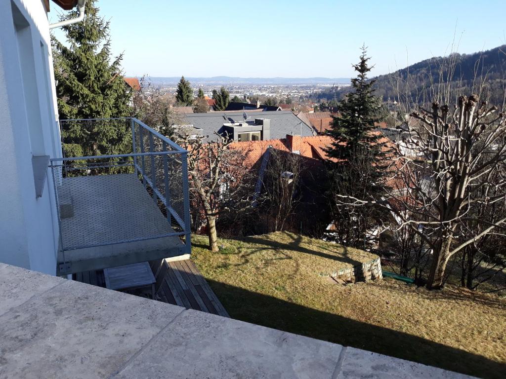 Nespecifikovaný výhled na hory nebo výhled na hory při pohledu z prázdninového domu