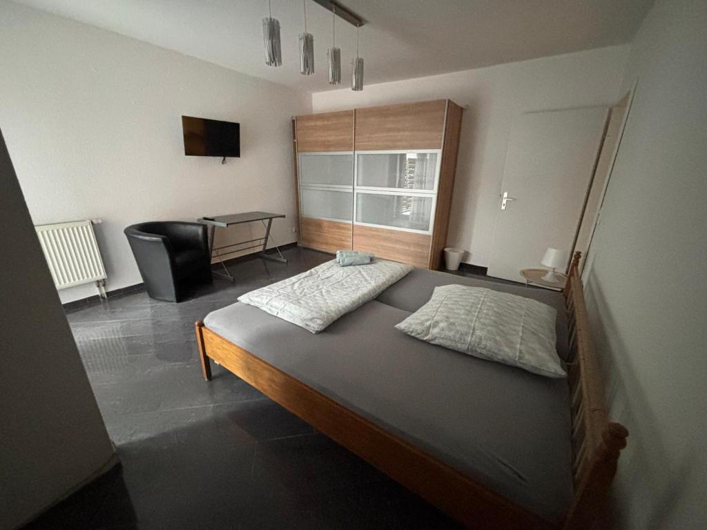 - une chambre avec un lit, un bureau et une chaise dans l'établissement Ferienwohnung, Tageswohnung neben Braunschweig, à Meine