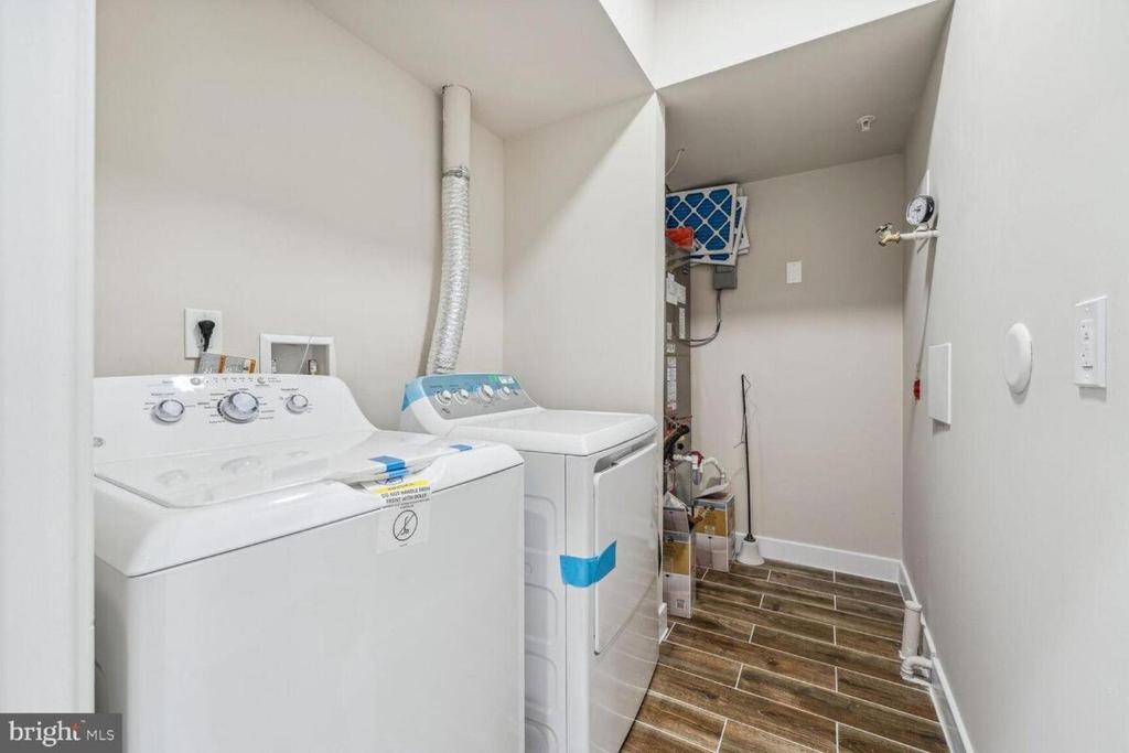 Private 2BR Apartment - Free Off Street Parking, Fast Wi-Fi & Laundry photo