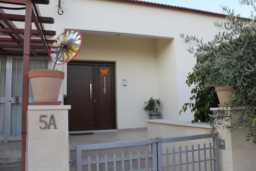 Aplus living in modern sparkling house with full privacy and WiFi