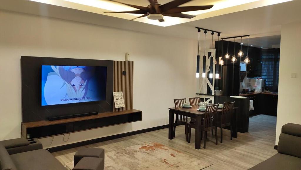 TV a/nebo společenská místnost v ubytování DT2165 Homestay 4 Room 8 Guest
