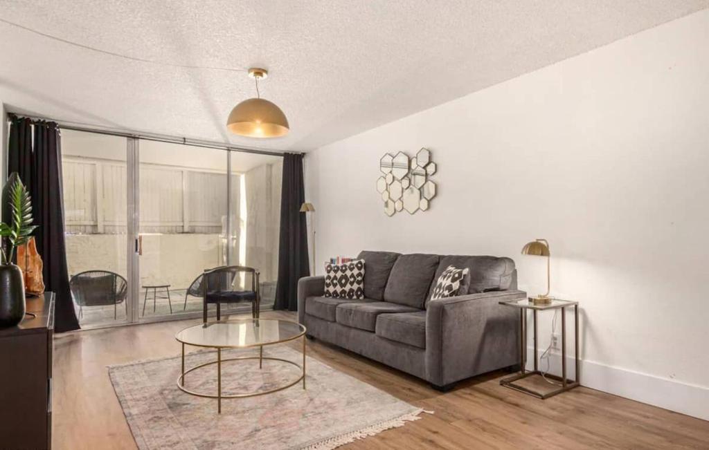 Posezení v ubytování Chic Condo with Parking Spot - Minutes to Old Town!