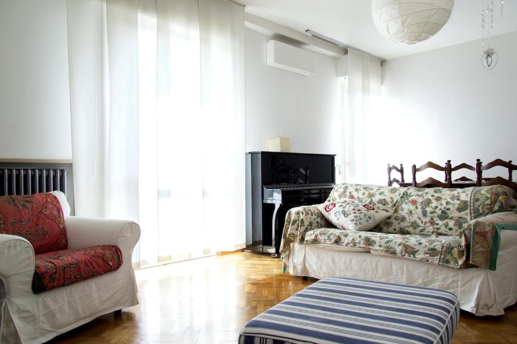 una sala de estar con un sofá y una silla en Central and comfortable, en Santarcangelo di Romagna